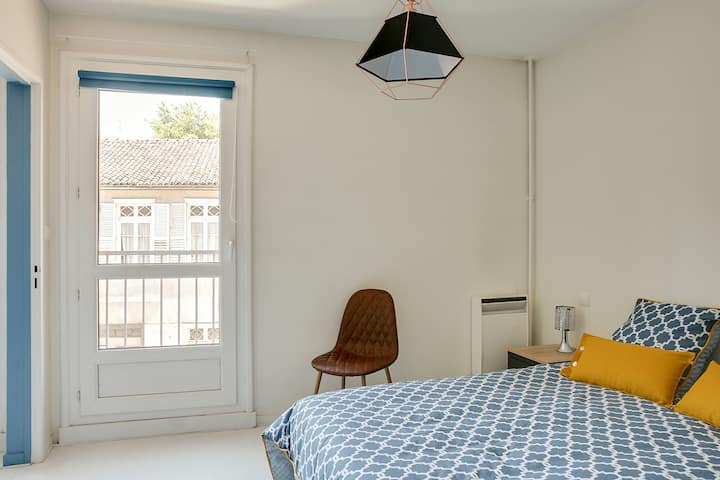 Slaapkamer met dubbele beglazing.