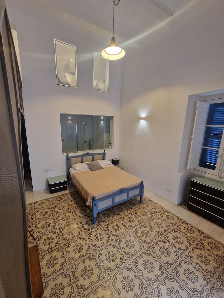 รูปห้องนอนที่มีห้องน้ำด้านหลัง 