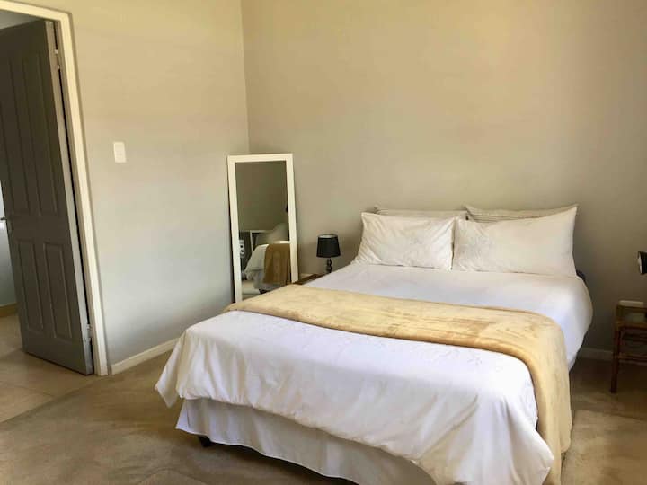 Habitación delantera con baño privado 