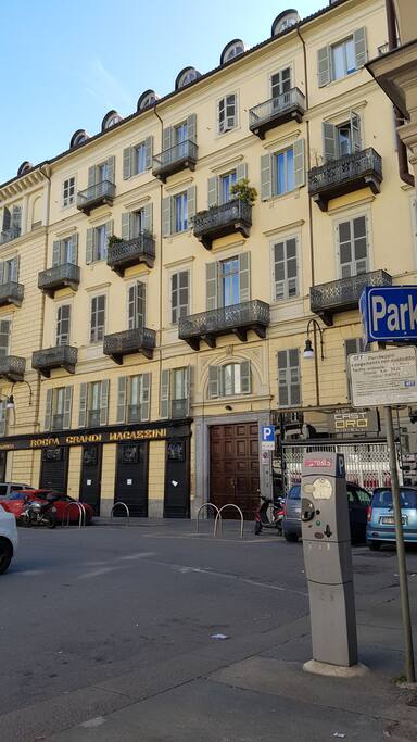 Piazza Lagrange, secondo ingresso del palazzo