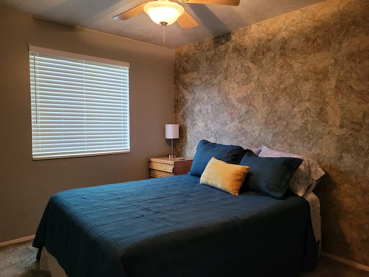 Chumba #2 - Kitanda cha Malkia, Kabati, Feni ya Dari na Kinara. 