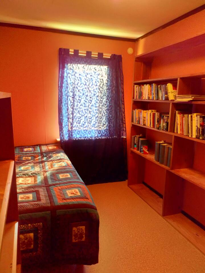 חדר שינה יחיד נמוך יותר הפונה לדרום -