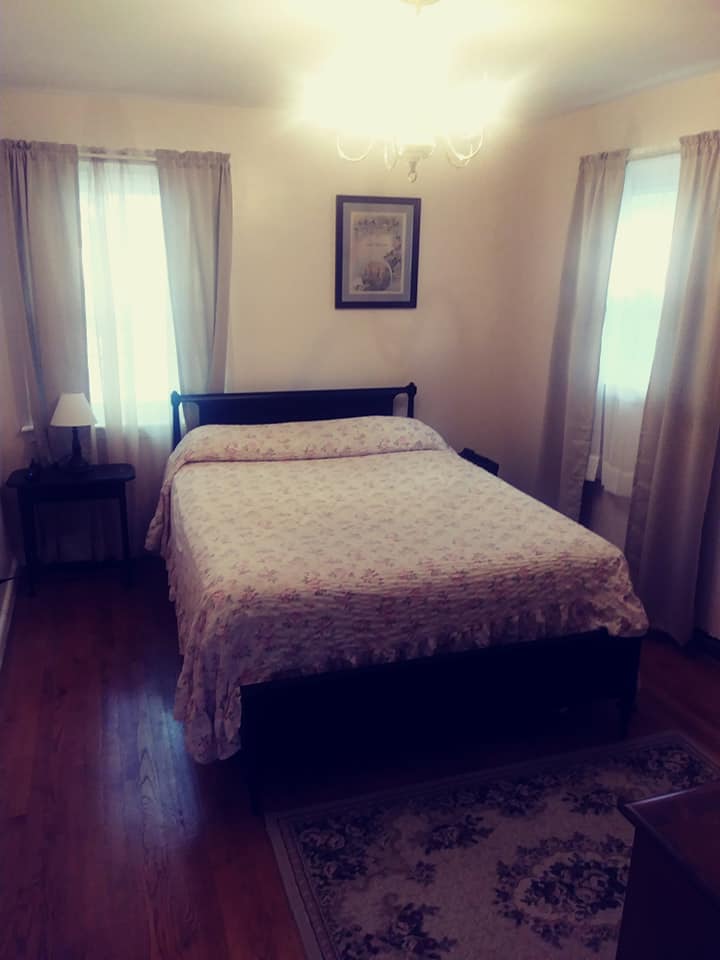 Claire's smaller bedroom.