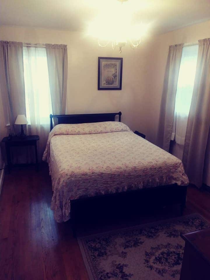 Claire's smaller bedroom.