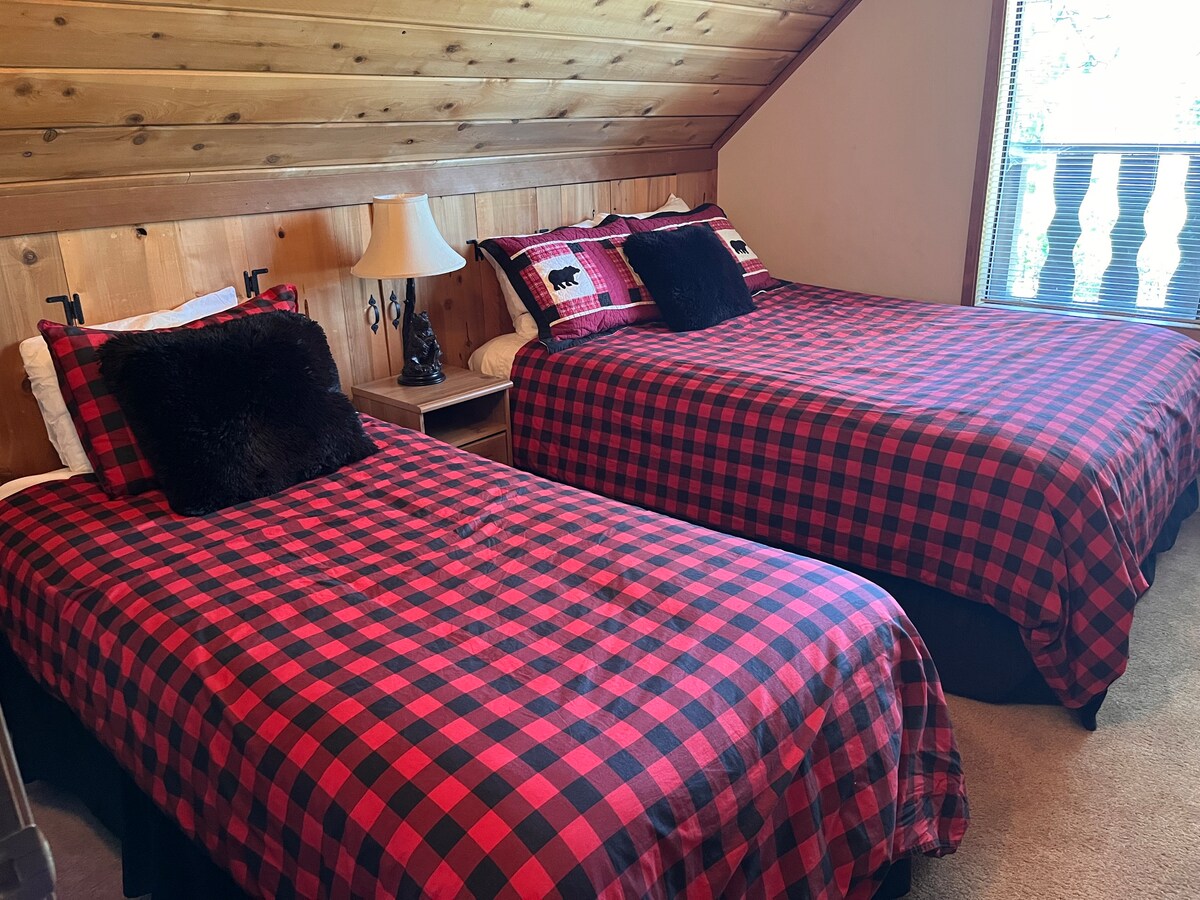 Spálňa s 1 dvojlôžkom a 1 manželskou posteľou. Skvelé, keď chce dieťa spať blízko rodičov.