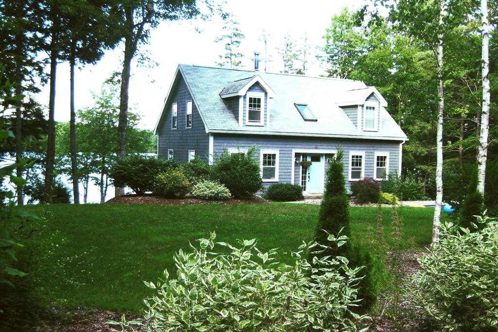 Lakeside home - perfect for your family vacation