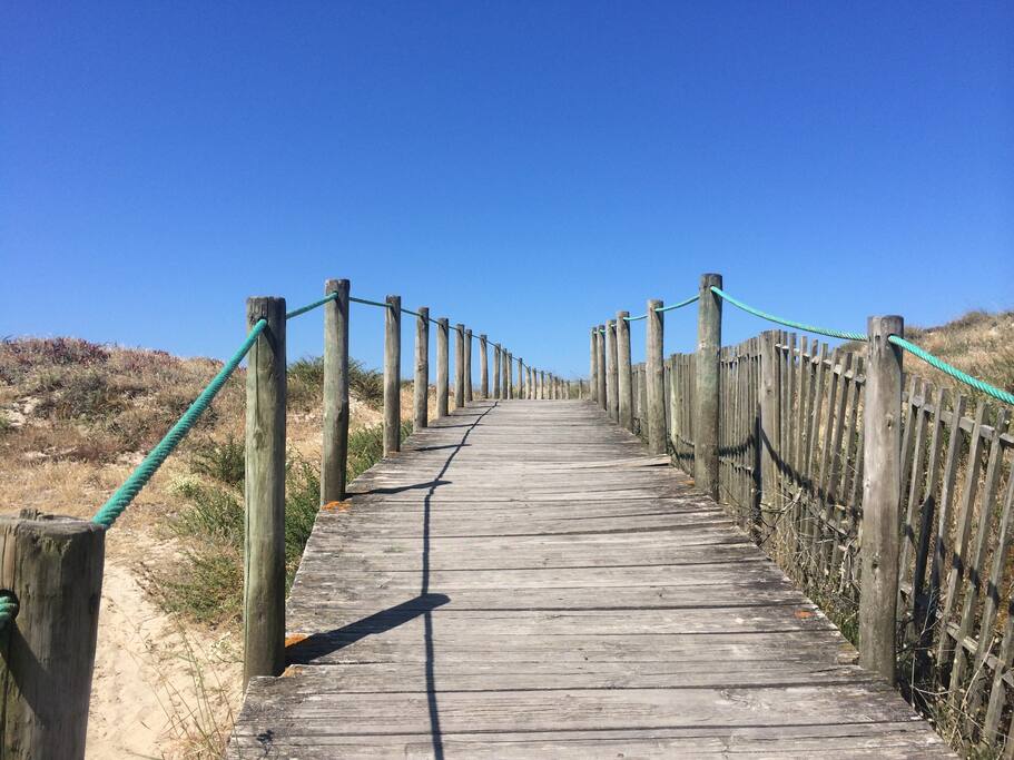 A 25 mètres de la maison, accès direct à la plage...