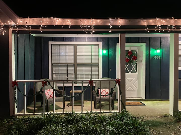 Adorable attached cottage in peaceful neighborhood Townhouses for