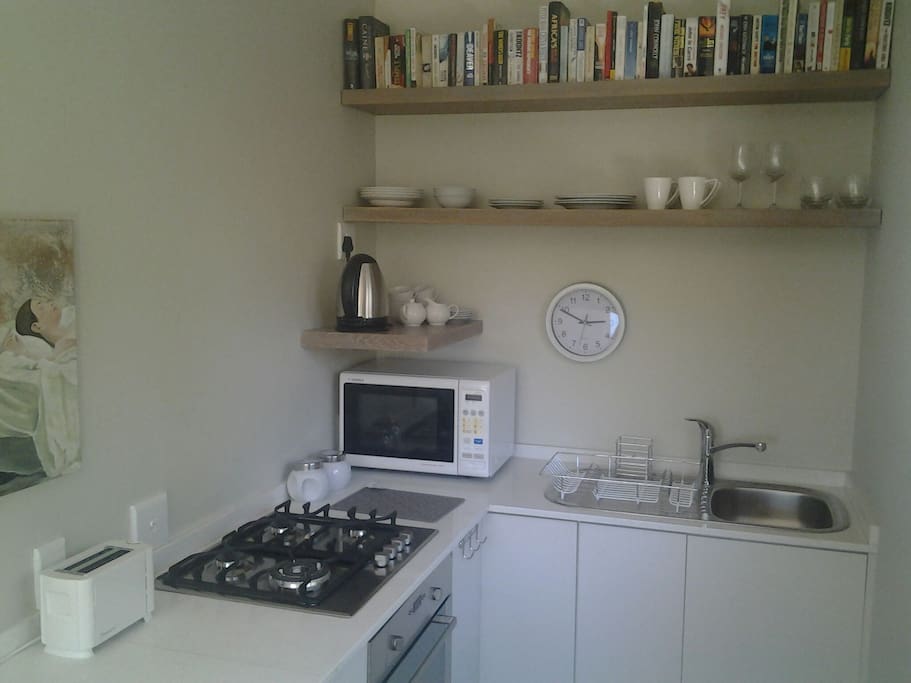Fully equipped kitchen with fridge/freezer, toaster, microwave, kettle, gasstove and electrical oven. Tableware and cutlery: 4 of everything.