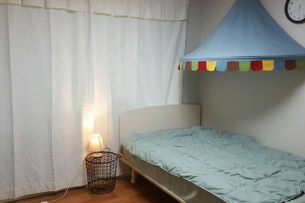 It is an autumn room with a white curtain hanging.
흰색 커튼이 걸려 있는 가을방 모습입니다.