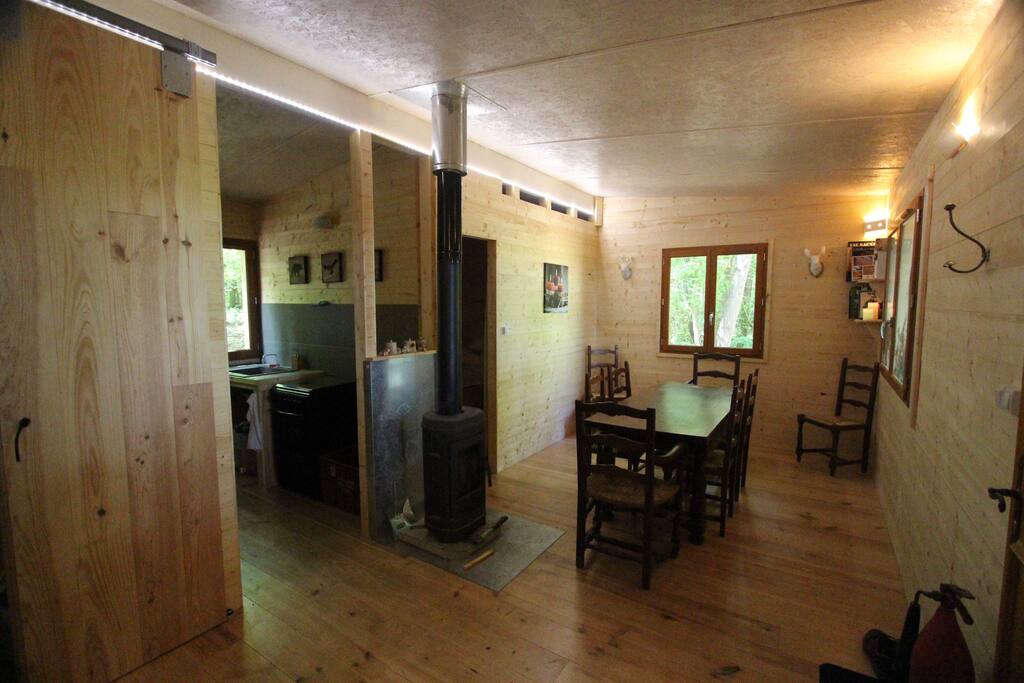 pièce à vivre avec coin cuisine et poêle a bois