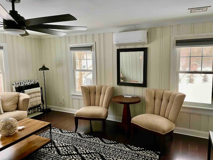 Cozy South Kingstown Cottage with Private Hot Tub