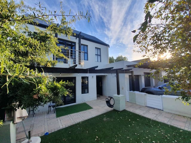 Fresh, secure 4 bedroom house with pool