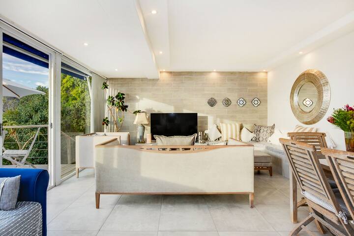 Camps Bay SPECTACULAR Ocean & Mountain VIEWS!!! gallery image 4