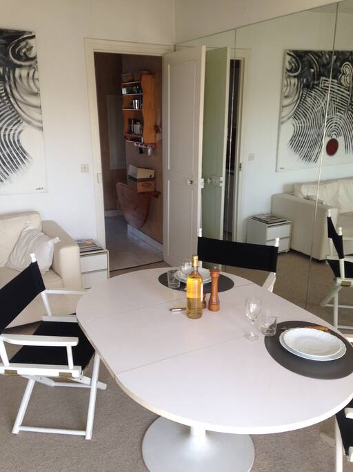 Enjoy a good diner thanks to the big table