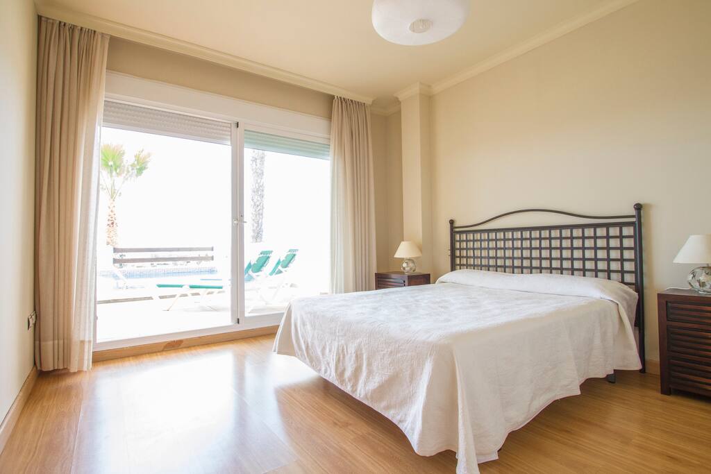 Habitación de matrimonio, amplia y luminosa con baño privado