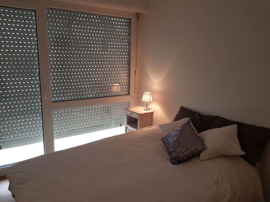 La chambre dispose d'un lit douillet deux places.
Également avec un accès au balcon