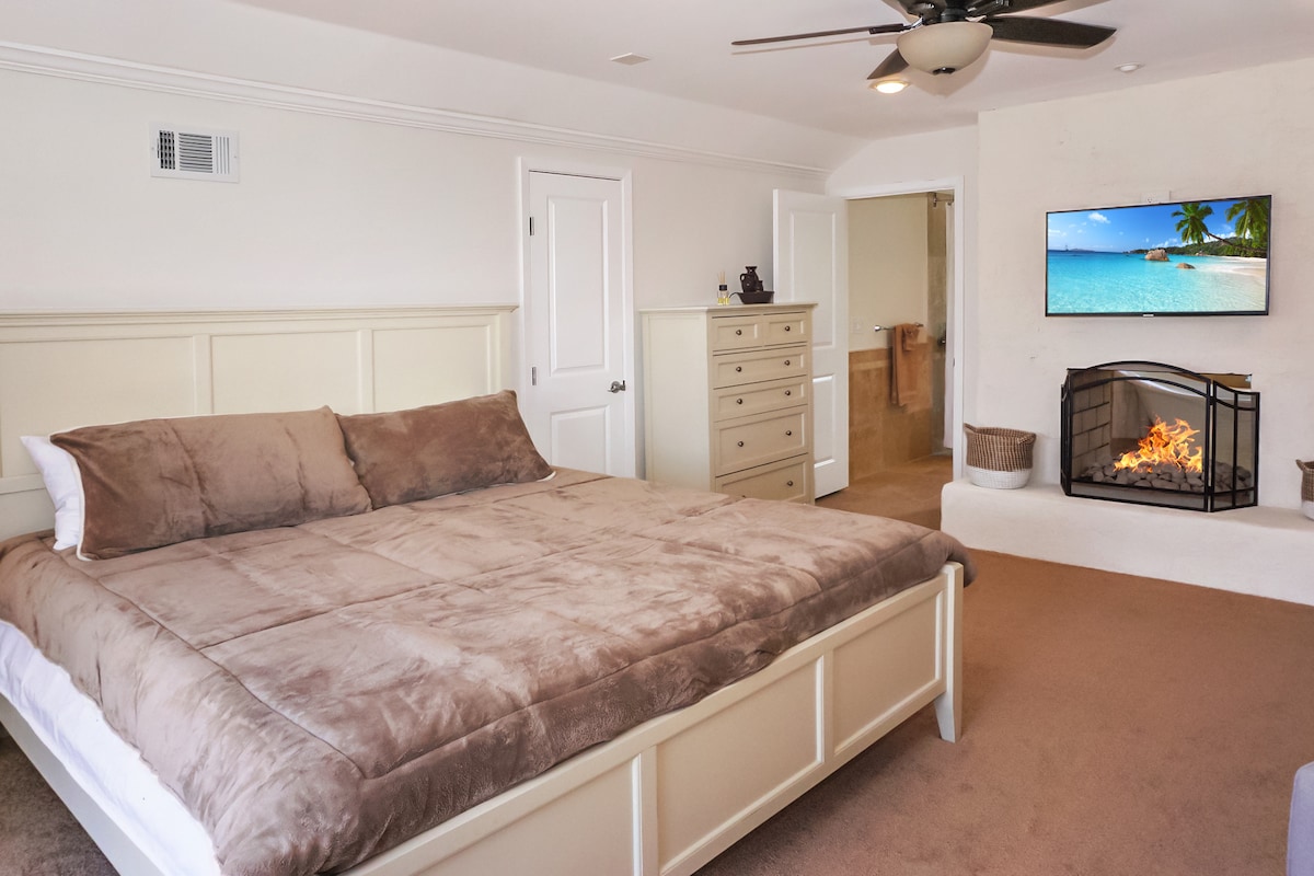 חדר שינה ראשי למעלה עם מיטת קינג