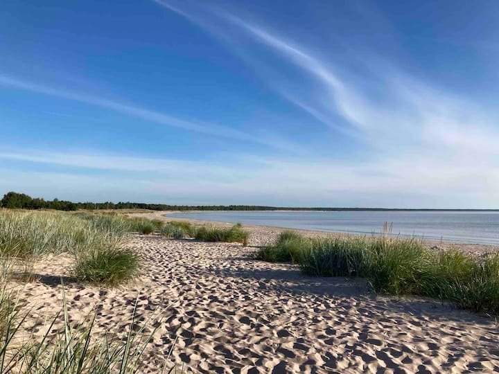 Newly renovated and beachfront cottage with pool. Guesthouses for