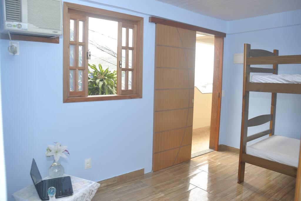 Quarto compartilhado com 2 beliches, banheiro privado.