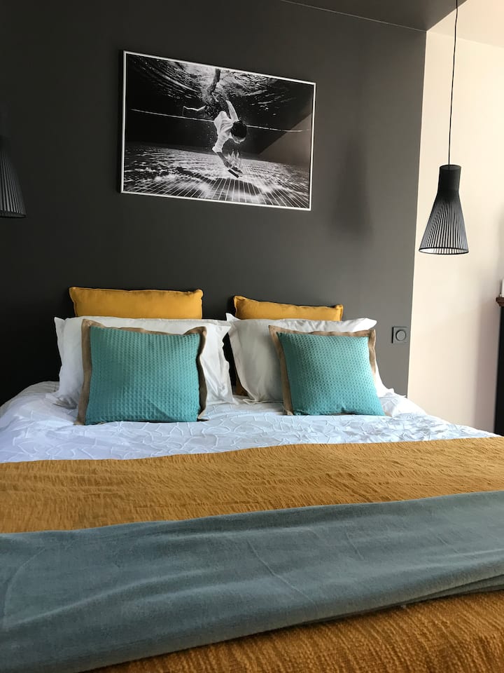 חדר "חלומות בהקיץ" משקיף על הגינה. 