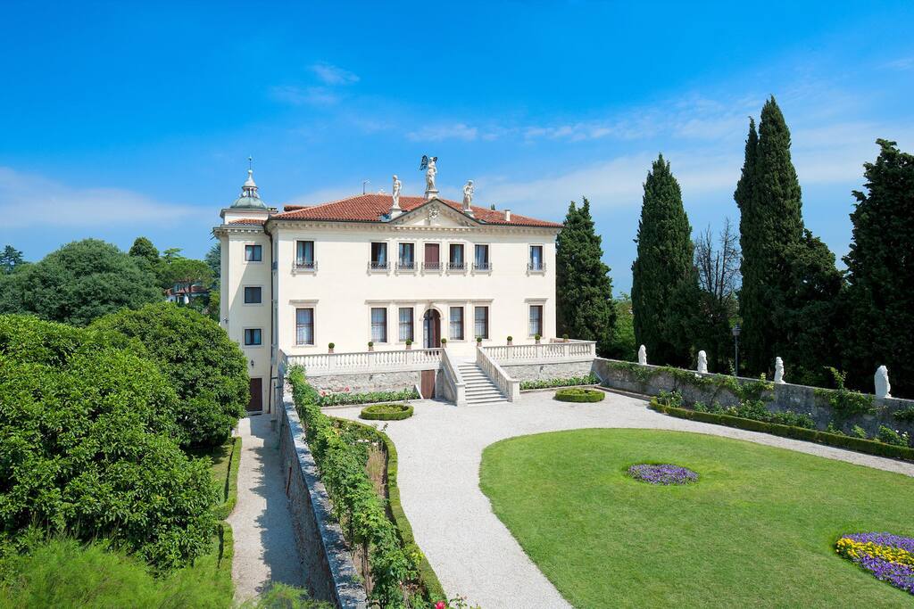 La facciata principale della Villa, e il parco storico
