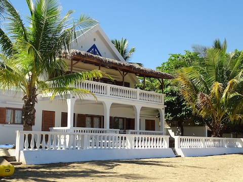 Beach Apartment, Nosy Be-Les right on the water! Ground floor