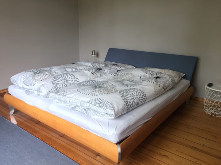 Komfortables Bett 1,80 x 2,00