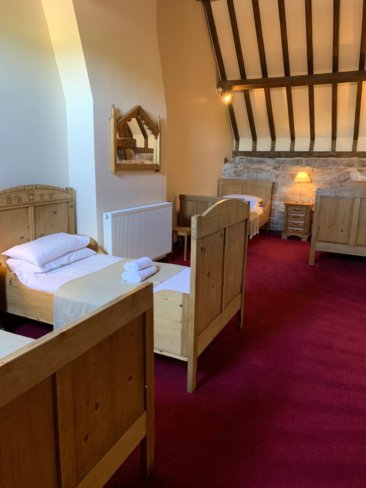 Vierpersoonskamer met 4 eenpersoonsbedden, perfecte ruimte voor kinderen om te ontsnappen aan de volwassenen op de tweede verdieping met eigen badkamer 