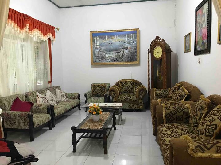 susun atur ruang tamu perabot jati