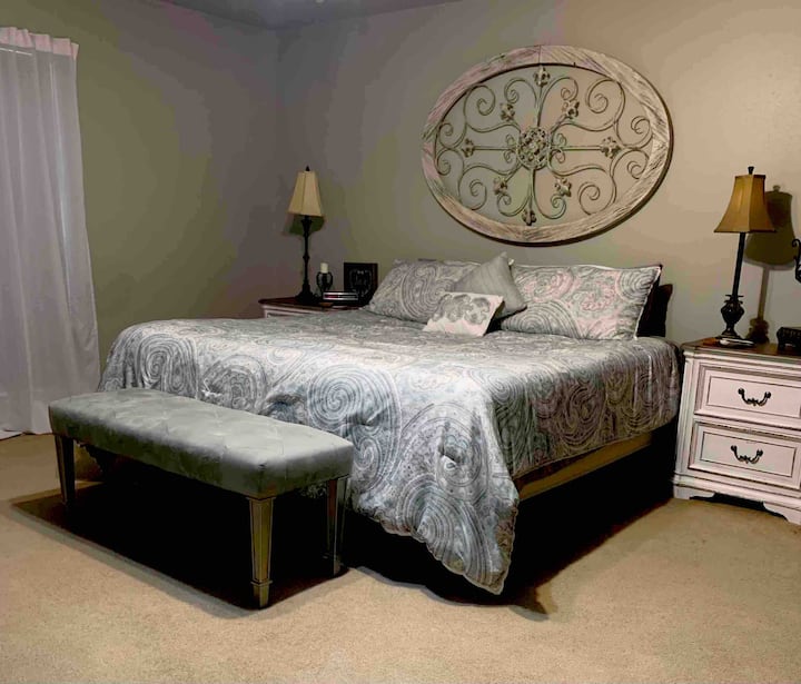 Მთავარი საძინებელი საწოლის ქვედა ნაწილში