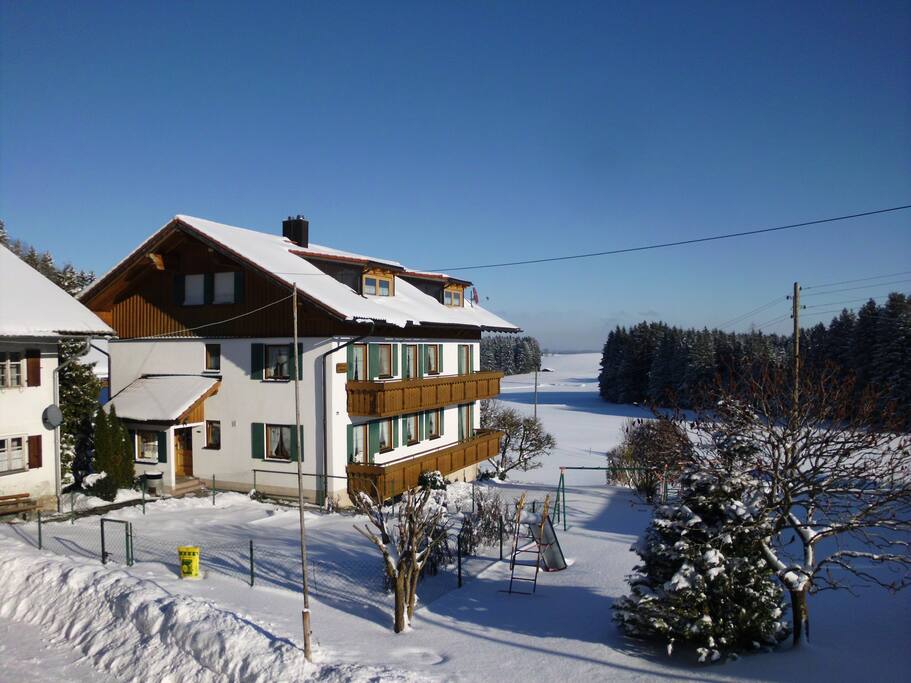 Haus von außen im Winter