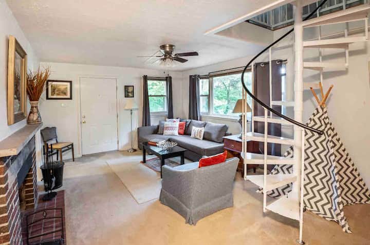 楼下区域有螺旋楼梯……左边是书房；儿童角，右边是帐篷