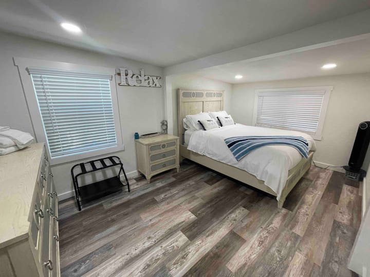 Bedroom with queen bed 