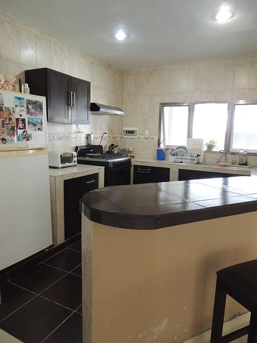 Cocina amplia con barra