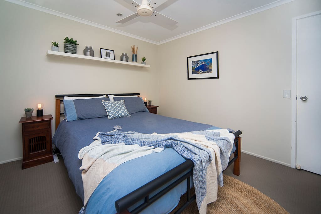 Queen size bed in 2nd bedroom.