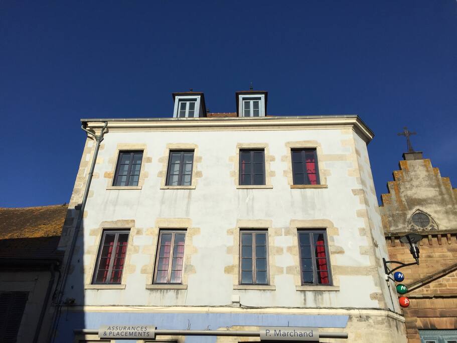 Situé en face de l'église