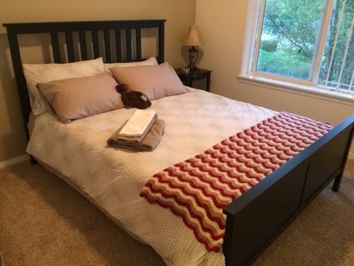 Private Bath, Two Rooms, Clean & Comfortable! - Beaverton, OR