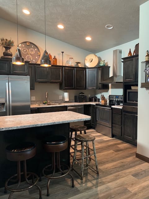 Modern/Funky Town home- 85th & Louise