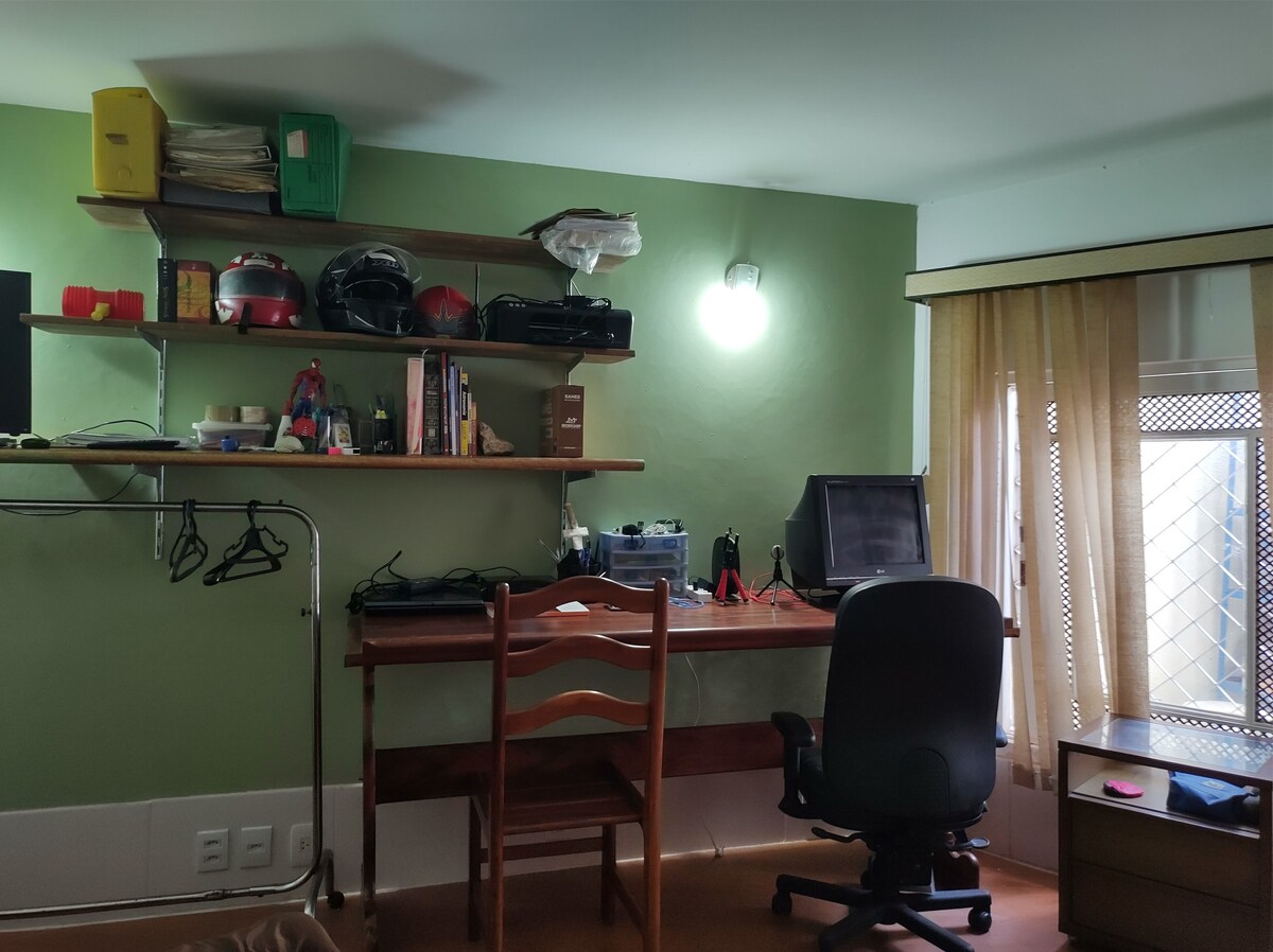 Posteľná izba s domácou kanceláriou/ Lado do quarto como home-office.