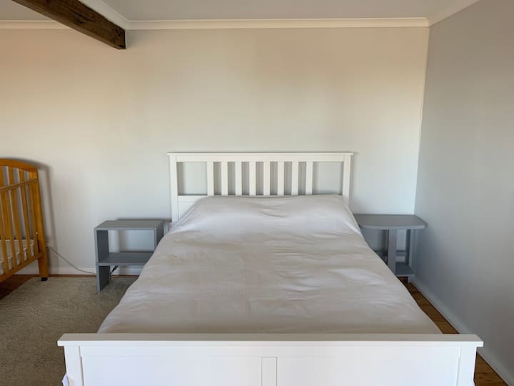 Dormitorio 4 (abajo) - 1 x cama queen, 1 x cuna, mucho espacio para el colchón del piso
