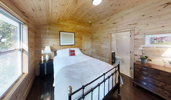 Bračni krevet (160x200) s vlastitim kupaonicama.