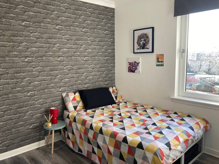 غرفة نوم 2 بسرير مزدوج ومساحة عمل وتلفزيون. تطل هذه الغرفة على الحديقة المشتركة والمخصصات المجتمعية في الجزء الخلفي من الشقة. 