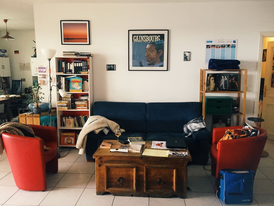 great old movie posters and good collection of books in the lounge
