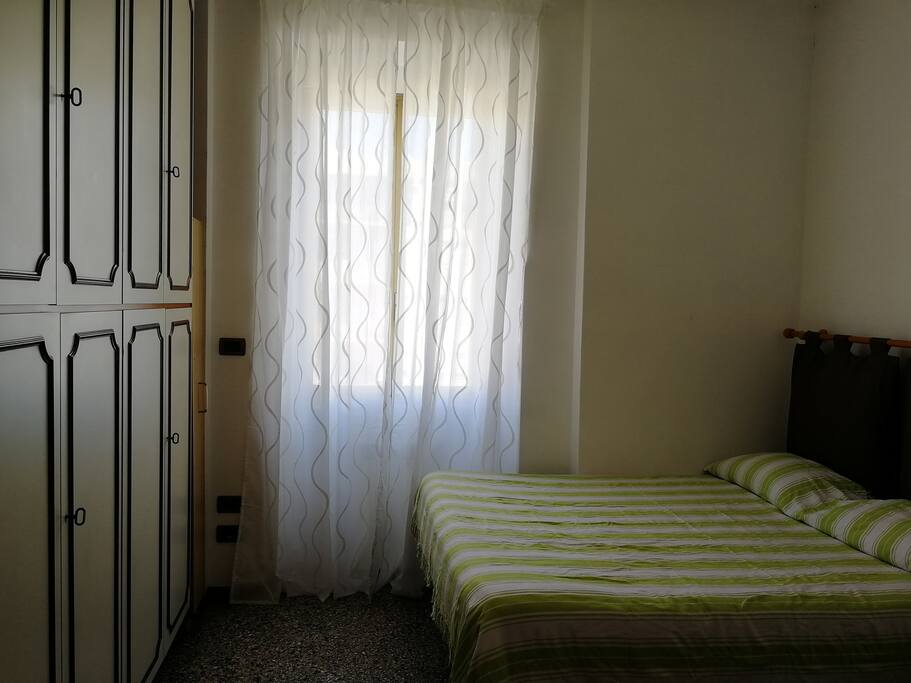 la camera da letto con letto e armadio