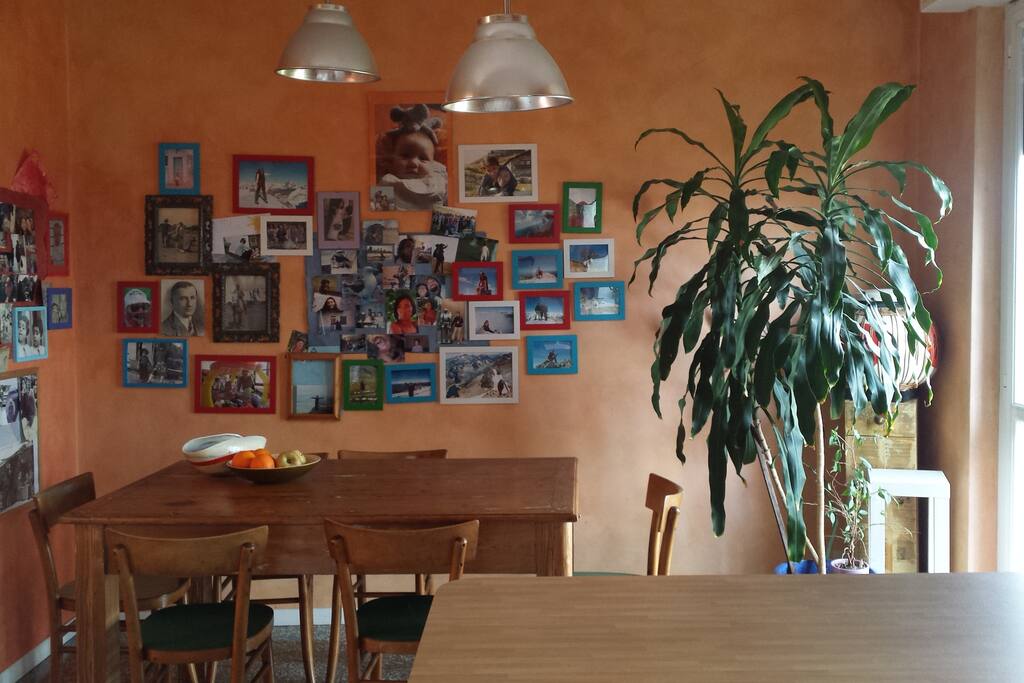 cucina con tavolo da pranzo