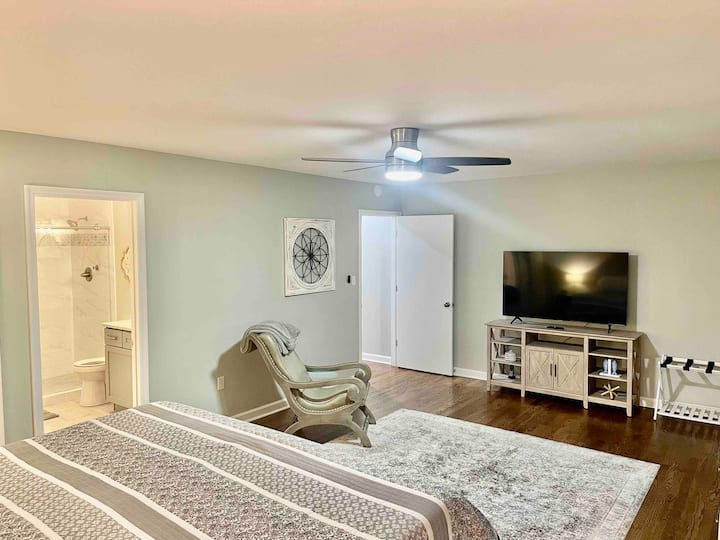 Amplio dormitorio principal con cama tamaño king, balcón privado en un entorno boscoso tranquilo y vistas estacionales del lago Lure. Muebles nuevos (abril de 2023): colchón, mesitas de noche, cómoda, centro de entretenimiento y TV de 55pulgadas, pisos de madera nuevos.
