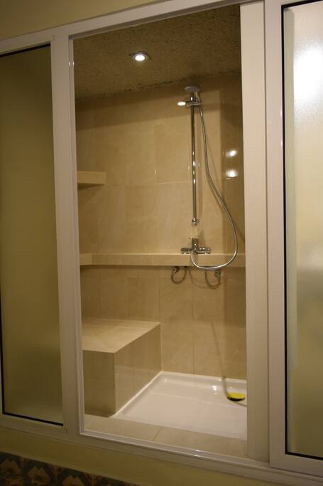 First private bathroom/Primer baño privado