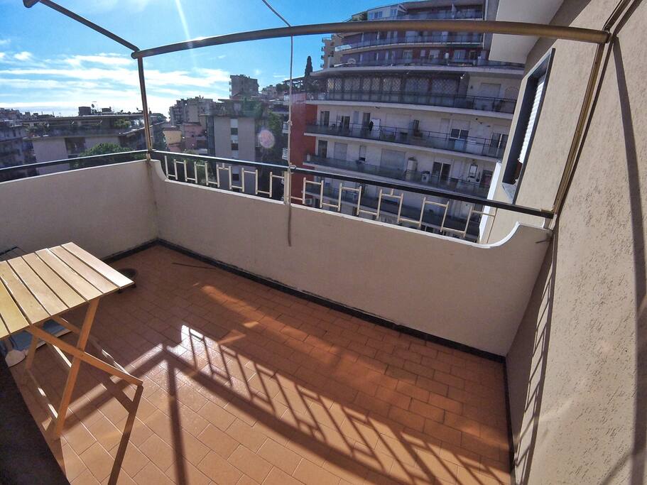 Terrazzo vivibile con tenda e tavolo con 4 sedie
