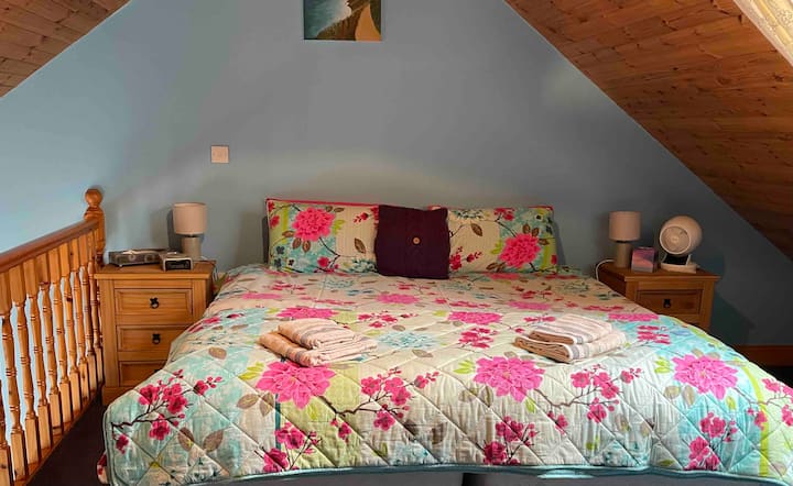 إطلالة أخرى على السرير الكبير المريح بحجم كينغ. 